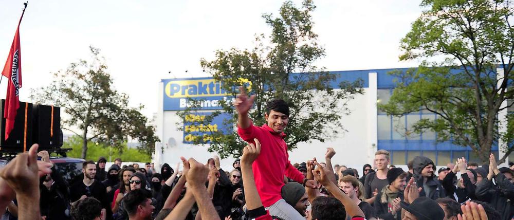 Flüchtlinge und Unterstützer feiern in Heidenau