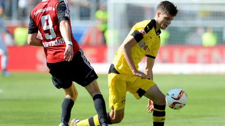 Überzeugt mit Übersicht und Abgeklärtheit: Dortmunds Neuzugang Julian Weigl (r.).