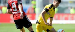 Überzeugt mit Übersicht und Abgeklärtheit: Dortmunds Neuzugang Julian Weigl (r.).