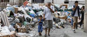 Staatsversagen im Libanon. Weil Verträge mit Entsorgungsunternehmen ohne Ersatz ausliefen, türmt sich in den Straßen von Beirut der Müll.