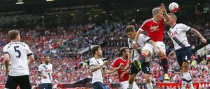 Mehr Action. Mehr Tempo. Mehr Wucht. Bastian Schweinsteiger genießt das körperbetonte Spiel in der Premier League.