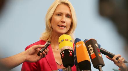 Bundesfamilienministerin Manuela Schwesig (SPD) kämpft hartnäckig um mehr Geld aus dem Finanzministerium.