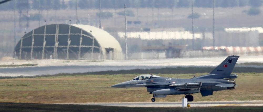 Ein türkischer F-16-Kampfjet landet auf der Luftwaffenbasis in Incirlik. Die türkische Luftwaffe beteiligte sich erstmals an den Angriffen der Militärallianz auf IS-Stellungen in Syrien.