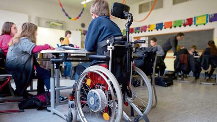 Ein Schüler im Rollstuhl sitzt gemeinsam mit nichtbehinderten Schülern in der Klasse.