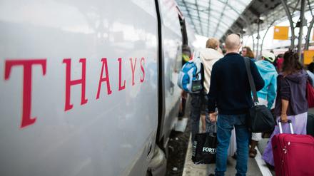 Zugreisende wie hier am Kölner Hauptbahnhof müssen sich künftig auf verstärkte Kontrollen auf internationalen Strecken einstellen.  