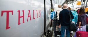 Zugreisende wie hier am Kölner Hauptbahnhof müssen sich künftig auf verstärkte Kontrollen auf internationalen Strecken einstellen.