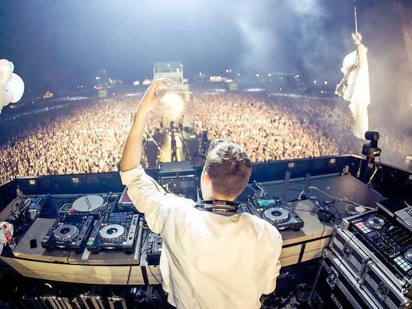 Felix Jaehn gehört zu einer seltenen Spezies: Ein DJ, der tanzt.