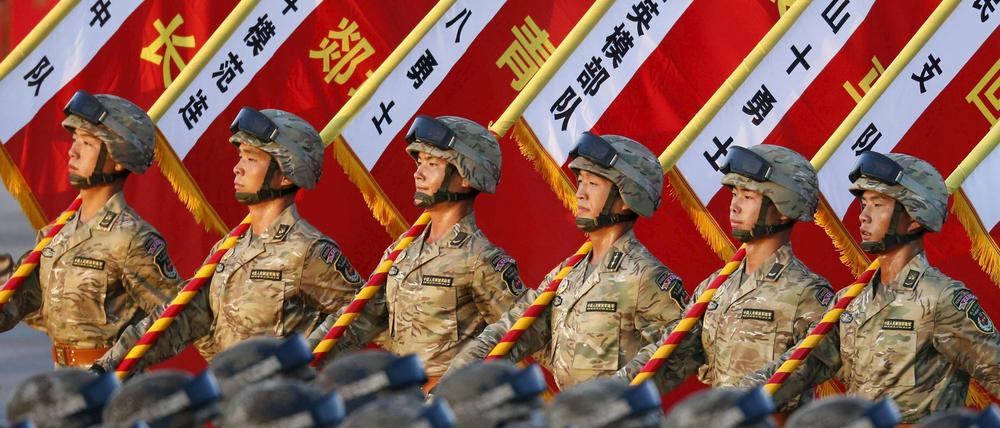 Soldaten der chinesischen Volksbefreiungsarmee bei der Militärparade in Peking