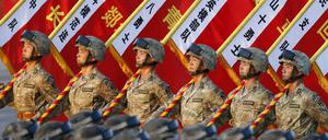 Soldaten der chinesischen Volksbefreiungsarmee bei der Militärparade in Peking