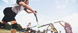 Gemeinsam stärker. Überall in der Stadt sieht man im Sommer Sportlergruppen unter freiem Himmel trainieren – wie diese Jugger- Spieler auf dem Tempelhofer Feld.