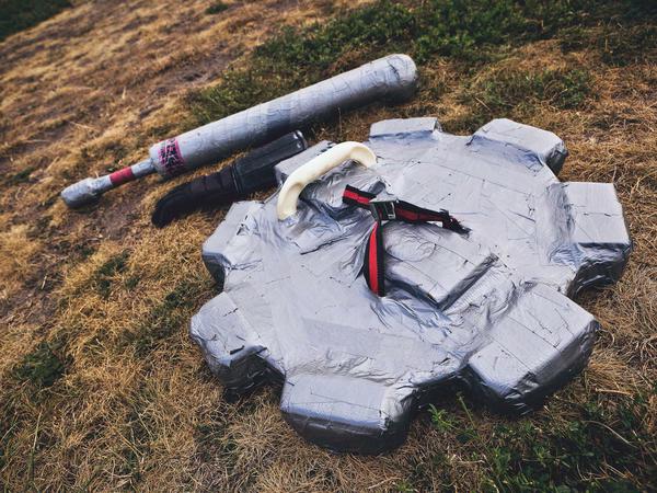 Martialisch. So sieht das Prügelinstrumentarium beim Jugger-Spiel aus. Weh tut’s zum Glück nicht, denn die Schilde und „Pompfen“ (Schläger) sind gut gepolstert.