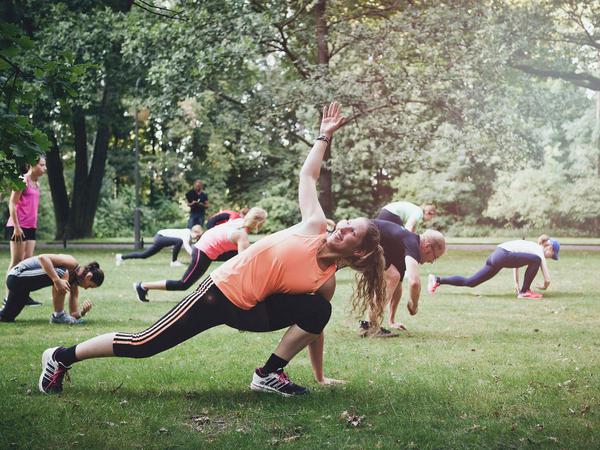 Gedehnt. Was früher Zirkeltraining hieß, heißt heute Bootcamp. Klingt nach Armeedrill – aber ganz so streng ist der Trainer dann doch nicht.