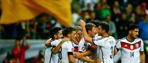 Da kann man sich schon mal freuen. Die deutschen Spieler nach dem überzeugenden 3:1 gegen Polen.