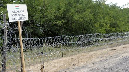 Zaun zur Abwehr von Flüchtlingen an der Grenze zwischen Ungarn und Serbien 