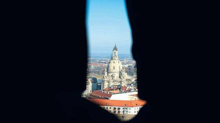 Licht und Schatten. Die Frauenkirche in Dresden, ein Symbol. Wo aus Ruinen eben noch Wiederauferstehung und Zukunftshoffnung wurden, beginnen die Touristen zurückzuschrecken und die Zivilgesellschaft muss ihre Werte neu verteidigen. 