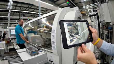 Informationen über Arbeitsanweisungen werden in der Produktion nicht mehr per Handzettel, sondern digital weitergegeben.