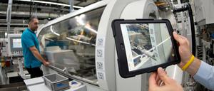 Informationen über Arbeitsanweisungen werden in der Produktion nicht mehr per Handzettel, sondern digital weitergegeben.