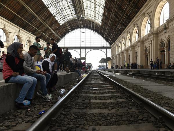 Am Budapester Ostbahnhof warten Flüchtlinge auf einen Zug nach Deutschland. Am Donnerstag kamen auch mit dem letzten Zug aus Ungarn keine Flüchtlinge in Berlin an.