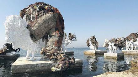 Schwer beladen. „The Most Beautiful of All Mothers“, eine Skulptur von Adrián Villar Rojas am Ufer der Insel Büyükada. 