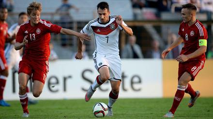Der Bremer Levin Öztunali (M.) traf zum 2:1-Sieg der deutschen U 21 gegen Dänemark.