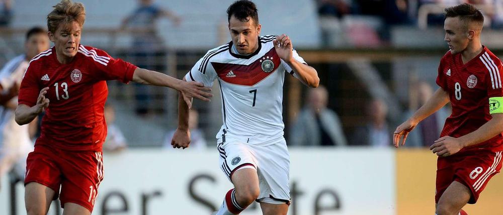 Der Bremer Levin Öztunali (M.) traf zum 2:1-Sieg der deutschen U 21 gegen Dänemark.