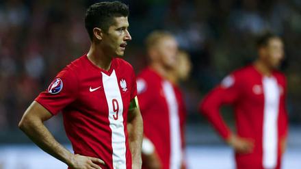 Gut gespielt, aber trotzdem verloren. Die polnische Mannschaft um Kapitän Robert Lewandowski hat die Tabellenführung verloren.