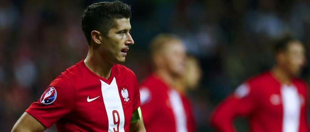 Gut gespielt, aber trotzdem verloren. Die polnische Mannschaft um Kapitän Robert Lewandowski hat die Tabellenführung verloren.