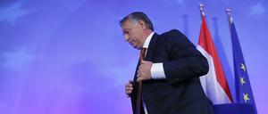 Ungarns Premier Viktor Orban - hier nach seiner Pressekonferenz in Brüssel am Donnerstag - bleibt bei seiner harten Linie.
