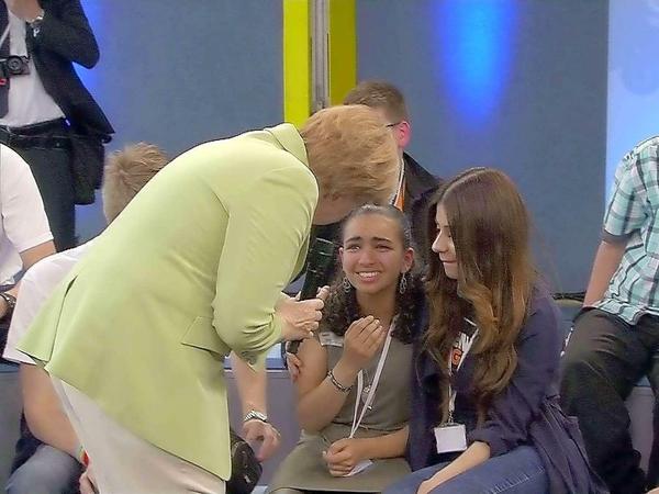 Durch ihre Begegnung mit Bundeskanzlerin Angela Merkel in einer Diskussionsrunde mit Schülern wurde Reem bekannt. Jetzt hat ihre Familie ein vorübergehendes Aufenthaltsrecht bekommen.