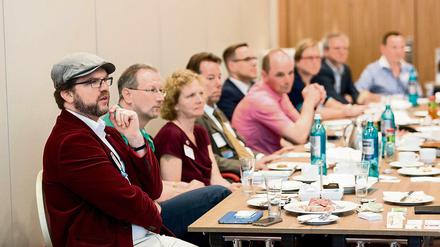 Der analoge Weg. Mitglieder des Berliner Unternehmerverbandes BNI treffen sich zum Frühstücken - und Geschäftemachen. 