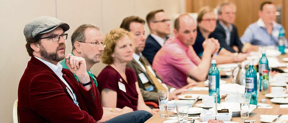 Der analoge Weg. Mitglieder des Berliner Unternehmerverbandes BNI treffen sich zum Frühstücken - und Geschäftemachen. 
