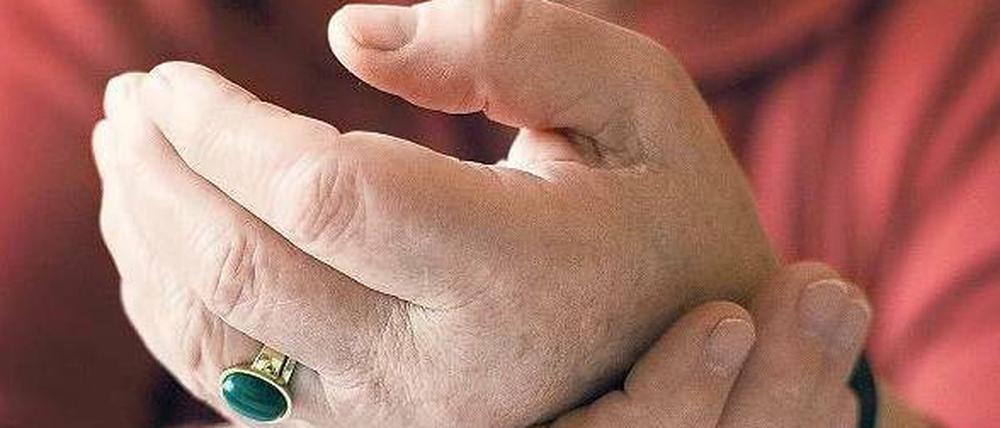 Geschwollen. Arthrose kann an unterschiedlichen Körperteile auftreten. Knie und Hüften sind am häufigsten betroffen, dann die Hände. Oft wird das Leiden mit der entzündlichen rheumatischen Arthritis verwechselt. Foto: Imago