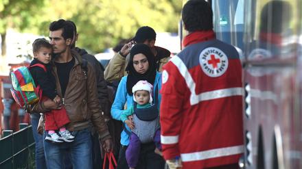 Flüchtlinge bei ihrer Ankunft am Montag in der Schmidt-Knobelsdorf-Kaserne in Berlin-Spandau. 