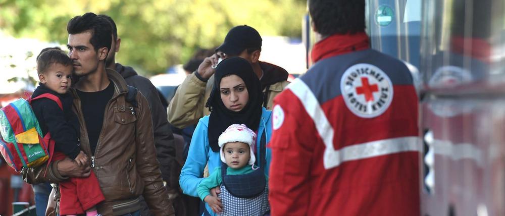 Flüchtlinge bei ihrer Ankunft am Montag in der Schmidt-Knobelsdorf-Kaserne in Berlin-Spandau. 