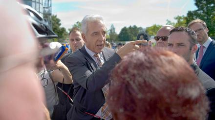 Sachsens Ministerpräsident Stanislaw Tillich im Gespräch mit Bürgern in Heidenau: "Es darf in unserer Heimat keinen Platz für Rassismus geben."