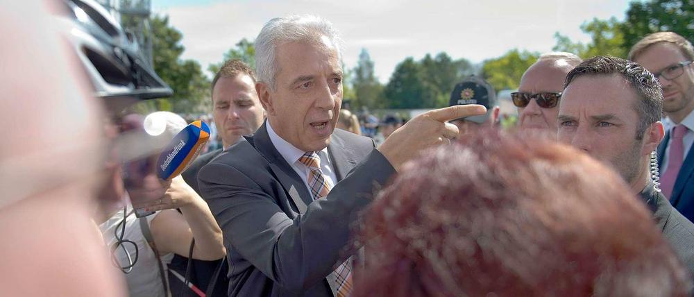 Sachsens Ministerpräsident Stanislaw Tillich im Gespräch mit Bürgern in Heidenau: "Es darf in unserer Heimat keinen Platz für Rassismus geben."