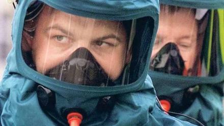 Kurz nach 9/11 schürten Milzbrand-Anschläge in den USA weltweit die Angst vor dem Missbrauch von Forschung an gefährlichen Erreger. Neue Sicherheitsmaßnahmen, beispielsweise Dekontaminationsteams wie hier in Liverpool, wurden ergriffen. 