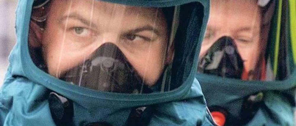 Kurz nach 9/11 schürten Milzbrand-Anschläge in den USA weltweit die Angst vor dem Missbrauch von Forschung an gefährlichen Erreger. Neue Sicherheitsmaßnahmen, beispielsweise Dekontaminationsteams wie hier in Liverpool, wurden ergriffen.