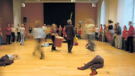 In Bewegung. Bei der Ausbildung zum Ta-Ke-Ti-Na-Rhythmus-Therapeuten in Bad Kissingen setzt man den ganzen Körper ein. 