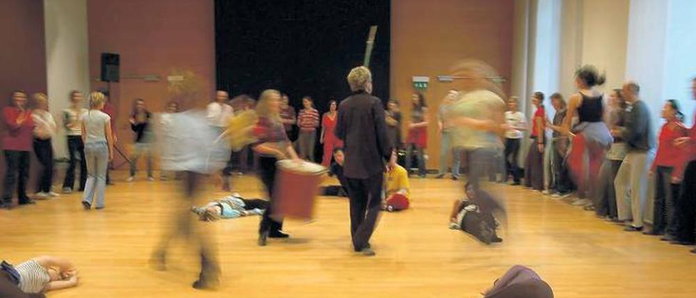 In Bewegung. Bei der Ausbildung zum Ta-Ke-Ti-Na-Rhythmus-Therapeuten in Bad Kissingen setzt man den ganzen Körper ein.