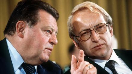Der damalige Ministerpräsident von Bayern und CSU-Vorsitzende Franz Josef Strauß (links) im Gespräch mit CSU-Generalsekretär Edmund Stoiber. Das Bild entstand im September 1979. 