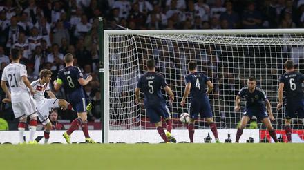 Thomas Müller (2. v. l.) trifft zum 1:0 für die deutsche Mannschaft. Später legt er noch nach.