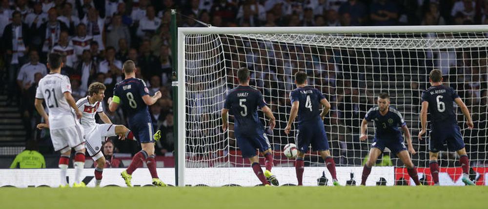 Thomas Müller (2. v. l.) trifft zum 1:0 für die deutsche Mannschaft. Später legt er noch nach.