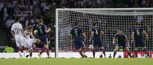 Thomas Müller (2. v. l.) trifft zum 1:0 für die deutsche Mannschaft. Später legt er noch nach.