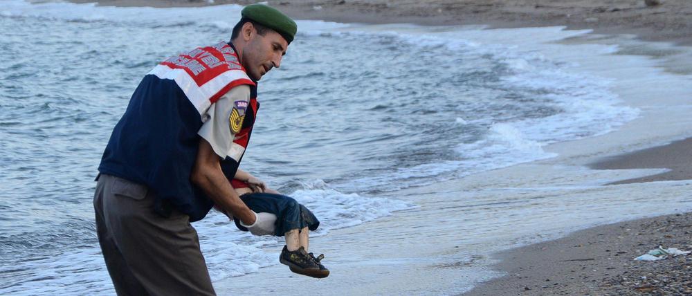Ein syrisches Kind liegt tot am Strand von Bodrum (Türkei).