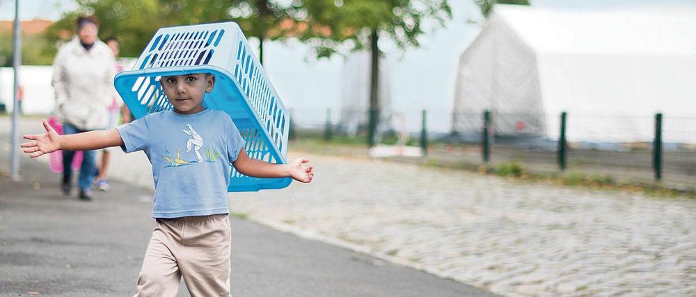 Ein Flüchtlingskind auf dem Gelände der ehemaligen Schmidt-Knobelsdorf-Kaserne, einer ehemaligen Polizeikaserne.