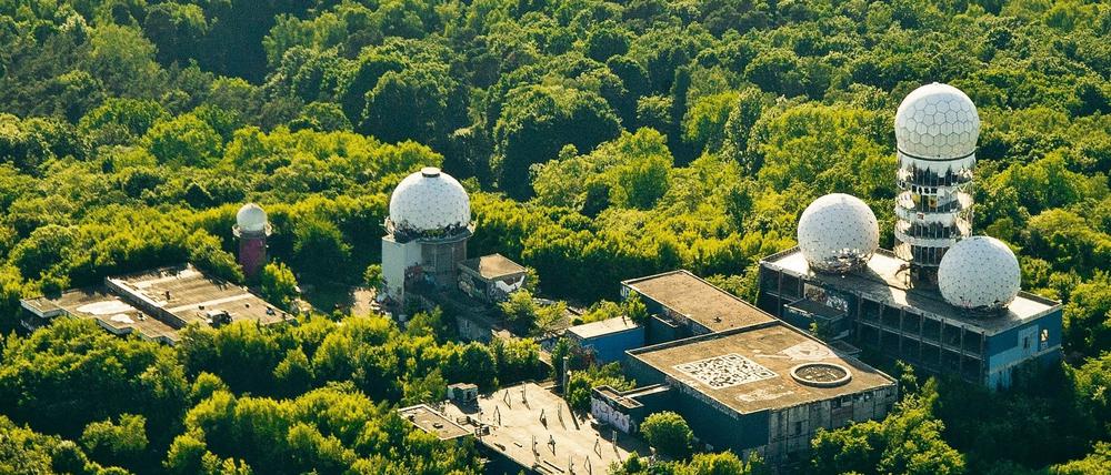 Das Tauziehen um den Teufelsberg geht weiter, während die einstige Spionageanlage „Field Station Berlin“ immer mehr verfällt. 