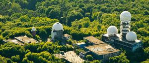 Das Tauziehen um den Teufelsberg geht weiter, während die einstige Spionageanlage „Field Station Berlin“ immer mehr verfällt. 