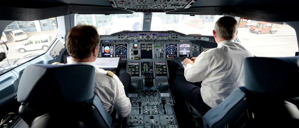 Zwei Piloten auf dem Flughafen in Hamburg im Cockpit eines Lufthansa-Airbus A380. Nun sollen unzählige Flüge ausfallen.