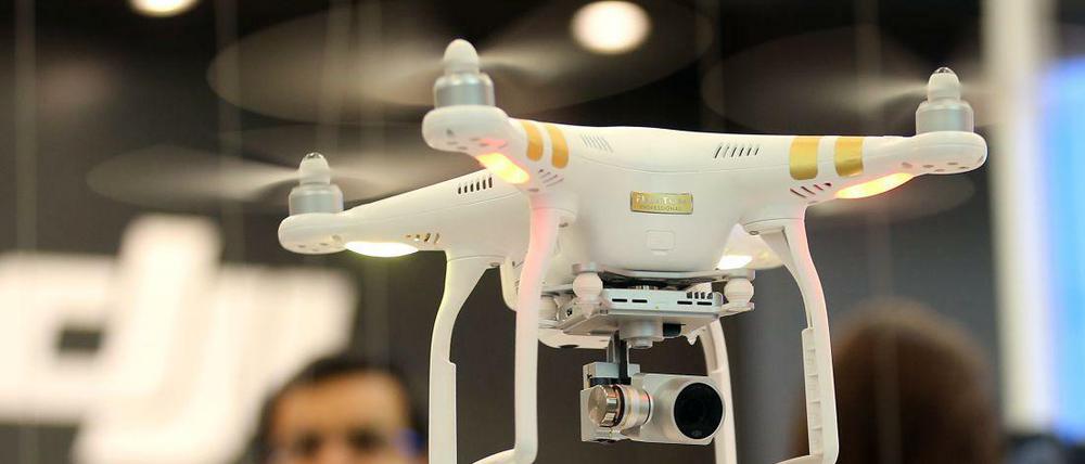 Eine Drohne des Unternehmens DJI auf einer Pressekonferenz während der Funkausstellung in Berlin.